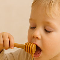 Manuka Honig für Kinder - Ein Kind mit einem Löffel Honig