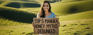Top 5 Mythen über Manuka Honig entlarvt - Frau hält ein Schild