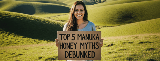 Top 5 Mythen über Manuka Honig entlarvt - Frau hält ein Schild