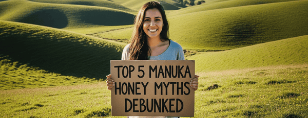 Top 5 Mythen über Manuka Honig entlarvt - Frau hält ein Schild